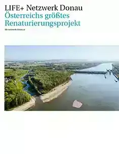 Cover des Projektflyers LIFE Netzwerk Donau. Eine Ansicht von oben auf das Projektgebiet ist auf weißem Grund abgebildet.