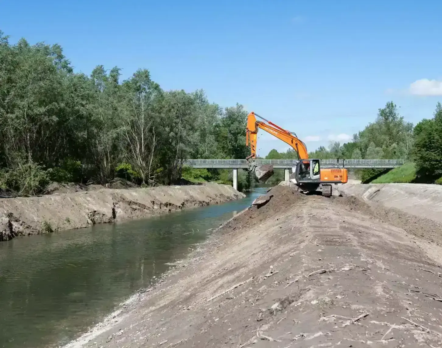 An excavator is being used during the construction of the Abwinden-Asten fish migration aid near the river.