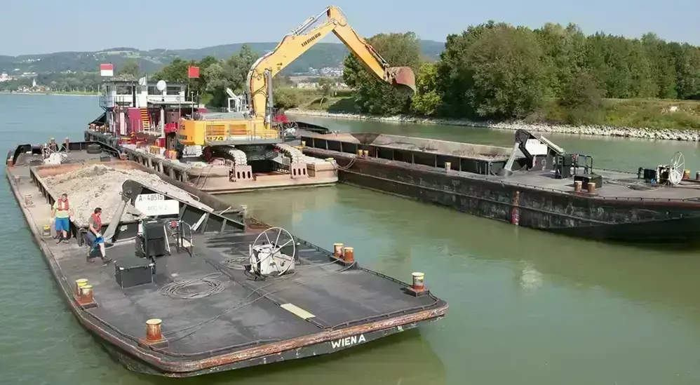 In der Nähe von Ybbs wurden im Zuge des Renaturierungsprojekt Baggerarbeiten direkt auf der Donau durchgeführt. Hierbei war ein Bagger auf einem Schiff auf der Donau unterwegs.