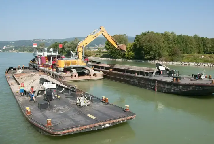 In der Nähe von Ybbs wurden im Zuge des Renaturierungsprojekt Baggerarbeiten direkt auf der Donau durchgeführt. Hierbei war ein Bagger auf einem Schiff auf der Donau unterwegs.