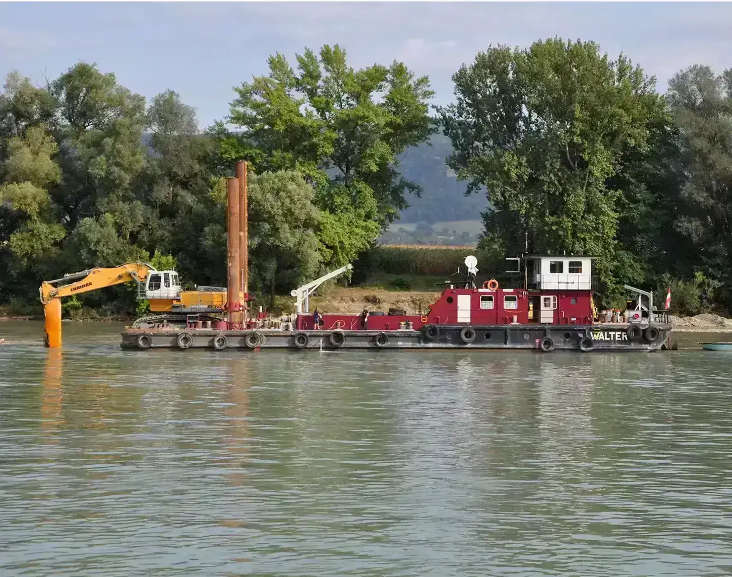 The dredging between Melk and Ybbs has begun. Dredgers stand on large ships and do their work.