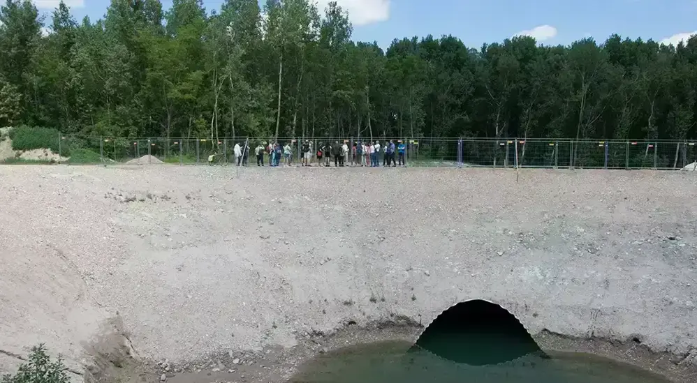 In summer 2017, numerous interested people visited the Greifenstein fish migration aid. They gathered directly in front of the drop height.